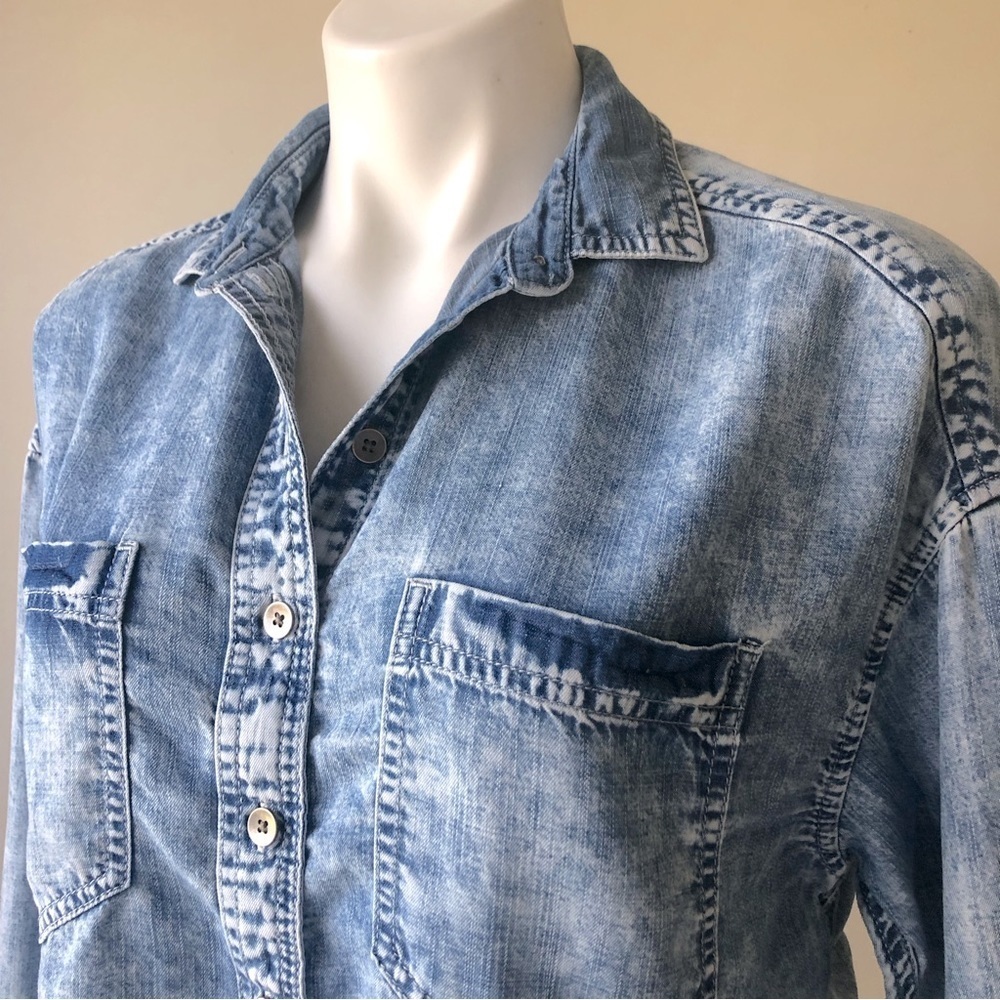 American Eagle Distressed Chambray Cropped Button Up Shirt S